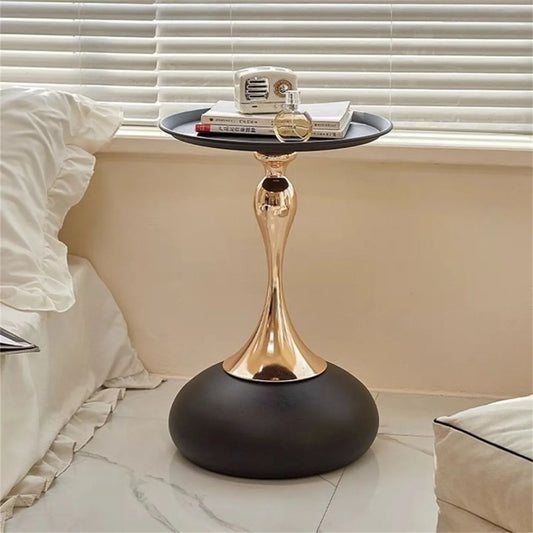 Table d'appoint élégante au design raffiné - Image 1